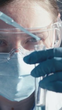 Kimya laboratuvarındaki ilaç firması tedavi ve tıp endüstrisi için yeni ilaçların geliştirilmesi üzerinde çalışıyor. Bir bilim adamı yeni bir çalışma için bir deney hazırlıyor. Aşı testi yüksek kalite