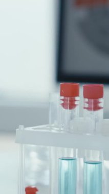 Görüntü laboratuarlarda bulunan test tüpleri ve pipetleri gibi bilimsel araçları gösteriyor, çeşitli alanlarda bilimsel ilerlemeyi sağlayan ileri araştırma yöntemlerindeki hayati rollerini vurguluyor.