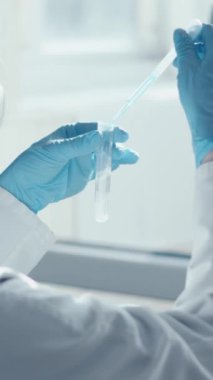 Bir laboratuvarda, beyaz önlüklü çalışkan bir araştırmacı deneyler yapar ve ekranlar üzerindeki verileri analiz eder, bilimsel araştırmaların ve toplumdaki teknolojik yeniliklerin önemini vurgular.