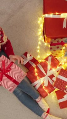 Yürek ısıtan bir sahne, Noel ruhunu yakalıyor, güzel süslenmiş bir ağaç, hediyeler, ve canlı bir atmosfer, sevdiklerimizle tatil sezonunu kutlamak için mükemmel.