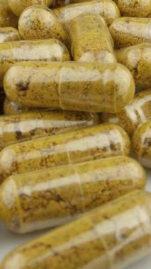 Gıda katkı maddelerinin üretiminin ayrıntıları: kapsüller kalite ve özenin bir sembolü olarak paketleniyor. Zerdeçal video gösteriminde kapsül biçiminde önleme ve tedavi ilaçları