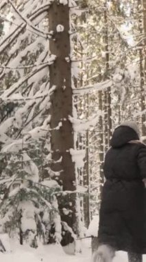 Karlı bir pikniğin, samimi yürüyüşlerin ve doğa güzelliğinin unutulmaz anlarının tadını çıkararak eşinizle kış büyüsünü kucaklayın. Bu sezon romantik bir tatil kaçışı için neşe ve bağlantı sunuyor.