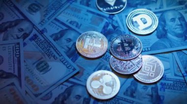 ABD dolarları üzerindeki kripto para birimlerinin büyüleyici bir görüntüsü geleneksel ve modern finans karışımını vurguluyor, yeni varlıklar ve yerleşik sistemler arasındaki etkileşimi gösteriyor