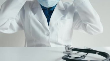Bu kasette laboratuvar önlüğü, maske, eldiven ve steteskop giyen bir doktor tıbbi, sağlık ve klinik senaryolar için ideal. Klinikler, hastaneler ve teşhisler için harika