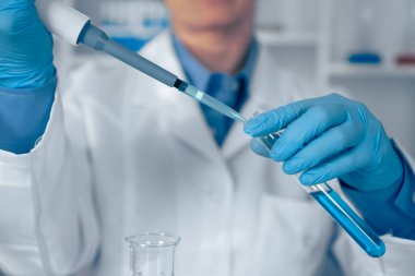 Enjeksiyon olmadan elektroporasyon mezoterapi. Kadın kozmetik uzmanı, kırışıklıkları azaltmak, kızların yüzünü yenilemek ve tazelemek için yüz derisi üzerinde kozmetik işlem yapıyor. Güzellik Kliniği