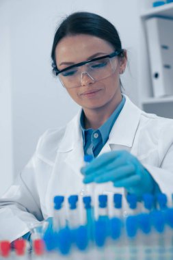 Kadın güzellik uzmanı yüzüne krem sürer. Bakım, rahatlama, gençleşme, yüz bakımı ve kozmetoloji kliniğinde pürüzsüz kırışıklıklar. Güzellik salonunda spa yapan bir kız.