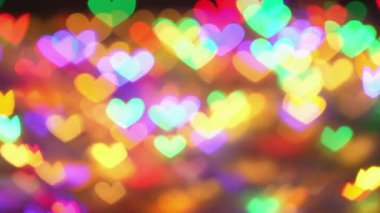 Kalp şeklindeki Bokeh ışıklarının büyüleyici görüntüsü büyüleyici bir romantik atmosfer yaratır, Sevgililer Günü 'ne olan aşkın ruhunu ve çiftler arasında paylaşılan samimi anları somutlaştırır.