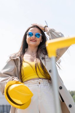 Büyük başarılara doğru ilerleyin: bavullu bir kadın her günün yeni bir fırsat olduğu bir yolculuğa çıkmaya hazırdır. Ayrılmadan önce duraklat: bir turistin görüntüsü sakinlik ve hazırlık gösteriyor