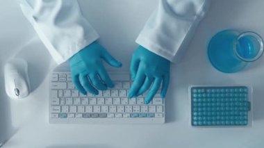 Gülümseyen bir öğrenci, enerjiyle yeni şeyler öğrenir, teknolojiyi öğrenme aracı olarak kullanır ve bilgiyi eğlenceli bir deneyime dönüştürür. Gülümseyen kadın işine derinden odaklanmış. Yüksek kalite 4k görüntü