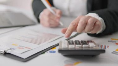 Becerikli bir profesyonel inceleme finansal belgeler, kavrayışlı notlar alıyor ve etkili yönetim için titiz ve kapsamlı bir analiz gerektiren ayrıntılı bir muhasebe süreci sergiliyor