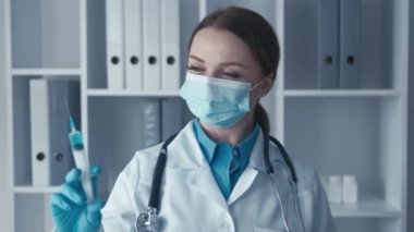 Doktorlar ve araştırmacılar onkoloji ve son derece etkili tedaviler alanındaki keşifleri sunarlar. Bilim adamı implantların yaşamı iyileştirmek ve eski haline getirmek için kullanılmasını sağlayan teknolojileri araştırıyor.