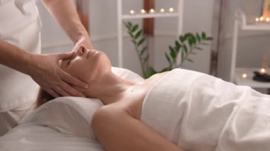 Huzurlu bir kaplıcada, yetenekli bir masöz rahatlatıcı bir kafa ve boyun masajı sağlar, rahatlamayı, stres atmayı ve yenilenmeyi ve yenilenmeyi isteyen müşterilerin genel sağlığını destekler.