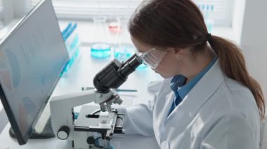 Öğrenci, aktif ve etkileşimli öğrenme için çeşitli teknolojiler kullanarak çevrimiçi eğitim yoluyla yaratıcılığı geliştirir. Kadın, teknolojiyi iş akışına entegre ediyor.