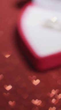 Kalp şeklinde bir kutunun içindeki çarpıcı bir yüzük, Sevgililer Günü 'nün büyüleyici özünü yakalar ve çiftler arasındaki derin romantik aşkı ve içten bağı sembolize eder.