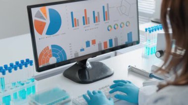 Şık ve estetik bir mekanda dizüstü bilgisayarda klavyeye yazı yazan bir kadının yakın çekimi. Sürdürülebilir kalkınmayı desteklemek ve eko-projelere katılmak için elektronik uygulamalar ve aygıtlar kullanır