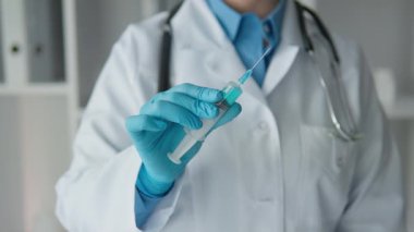 Laboratuvar önlüğü ve eldiveni giymiş bir sağlık uzmanı, tıbbi araştırmaların ilerletilmesi ve hasta bakımının iyileştirilmesi için doğru teşhislerin sağlanması yönündeki kararlılığı simgeleyen bir test tüpü tutuyor.