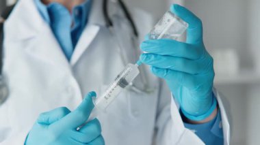 Yeni nesil laboratuvarında, bilim adamları genetik mühendisliği ve ilaç alanında devrim niteliğinde araştırmalar yapıyorlar.