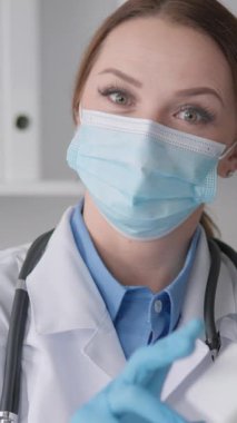 Laboratuvar test raporları ve analizleri. Yeni teknolojileri inceleyen ve bunları tıp alanlarında uygulayan bir tıp bilimcisinin günlük yaşamının bir temsili. Biyoteknolojinin çalışması.