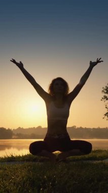 Gün doğumunda sakin sularda meditasyon yapan, dinginliği kucaklayan ve doğa güzelliğiyle bağ kuran bir insan. Bu an derin bir yansımayı, gençliği ve refahı teşvik eder.