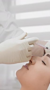 Klinik ortamda, yetenekli profesyonel yöneticiler, hastaların alnına botulinyum enjekte ederek, kırışıklıkları hedef alır ve azaltır.