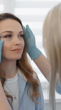 Bir dizi çerçeve, saygın bir klinikte uzman cilt bakımı gören bir hastanın, optimum sonuçlar için kullanılan dikkatli değerlendirmeleri ve nazik teknikleri vurguladığını göstermektedir.