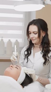 Yetenekli bir kozmetikçi, dingin bir klinikte gelişmiş ekipmanlar kullanarak cilt bakımını gençleştirir, hastaların doğal güzelliğini arttırır ve cilt sağlığı ve sağlığını destekler.