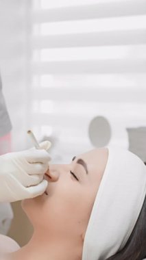 Bu gelişmiş kozmetik prosedürlerinin karmaşıklığını vurgulayan huzurlu estetik bir düzenle, yüz kırışıklıklarını azaltmak için usta bir profesyonel yönetici botulinyum enjeksiyonları