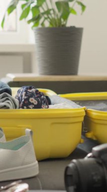 Gerekli eşyalarla dolu geniş bir bavul tatil hazırlığının heyecanını ve yeni yerler keşfetmek ve unutulmaz anılar yaratmak isteyen yolcuları bekleyen heyecan verici deneyimleri yakalar.