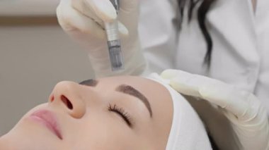 Tanınmış bir cilt bakımı kliniğinde, yetenekli bir kozmetolog müşterilerine mikronizasyon uygular, daha sağlıklı ve parlak bir cilt için yenilikçi teknikler kullanır.