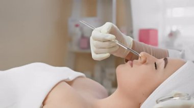 Bir Cuttingedge kozmetoloji kliniğinde, yetenekli bir cilt bakımı uzmanı cilt gençleştirme ve cilt sağlığı için gelişmiş teknikler üzerinde ayrıntılı bir yüz prosedürü uygular.