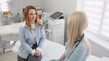 Bir karşılama kliniğinde, bir hasta nitelikli bir profesyonelle sağlık sorunları hakkında anlamlı tartışmalara girer ve tüm sorunların tam olarak ele alınmasını ve anlaşılmasını sağlar.