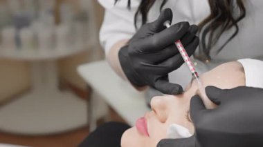 İyi hazırlanmış klinik ortamlarda, uzman yöneticiler kırışıklıkları azaltmak için botulinyum enjeksiyonları yaparlar, cilt bakımını ve sağlığını vurgulayan hassas bir kozmetik prosedürü gösterirler.