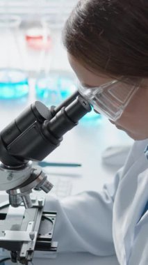 Öğrenci, aktif ve etkileşimli öğrenme için çeşitli teknolojiler kullanarak çevrimiçi eğitim yoluyla yaratıcılığı geliştirir. Kadın, teknolojiyi iş akışına entegre ediyor.
