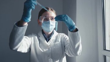 Parlak bir laboratuvarda, yetenekli bir bilim adamı test tüpleri ve örnekleri inceleyerek, küresel sağlık hizmetlerini ve insanların sağlığını büyük ölçüde geliştirebilecek hayati aşı araştırmaları ve tıbbi deneylere odaklanır.