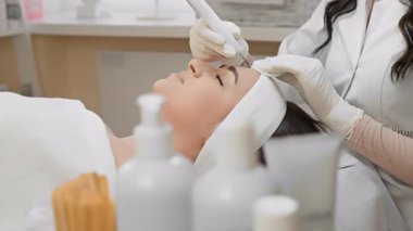 Modern bir klinikte yetenekli bir kozmolog en iyi cihazları kullanarak, benzersiz müşteri bakımı ve ilgisi için güzellik geliştirme ve gençleştirme üzerine odaklanarak birinci sınıf cilt bakımı sunar.