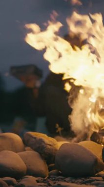 Güneş batarken, arkadaşlar pürüzsüz taşların üzerinde sıcak bir kamp ateşi etrafında toplanır, hikayelerini paylaşır ve yıldızlı bir gökyüzünün altındaki ortamın tadını çıkarır, birlikte geçirdiğimiz güzel anlar için samimi bir atmosfer yaratırlar.