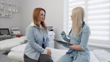 Bir hasta, bilgili bir doktorla kapsamlı bir istişarede bulunur ve bir karşılama kliniğinde önemli sağlık sorunlarını tartışır. Doktor dikkatlidir ve tüm soruların cevaplandığından emin olur.