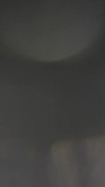 Bu video görüntüleri, görsel hikaye anlatımını geliştirmek için büyüleyici bir arka plan ya da video projelerinde üst üste olmak üzere, çeşitli bulanık ve odaklı çarpıcı ışık efektleri sergiler.