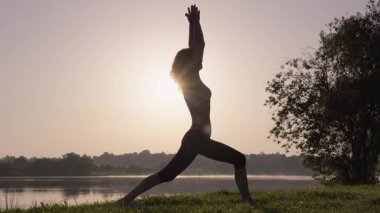 Kendini adamış bir yoga uzmanının zarif bir silueti. Şafak vakti sakin bir poz vererek ışıldayan su, huzuru ve farkındalığı somutlaştırıyor. Bu huzur veren doğal ortamda rahatlamaya davetiye çıkarıyor.