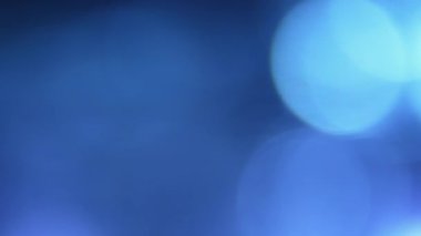 Bu büyüleyici video, çeşitli sanatsal ve yaratıcı projeler için uygun, dinamik bulanık bir arka plan yaratarak, pürüzsüz geçişlerle soyut ışık efektlerini büyüler.