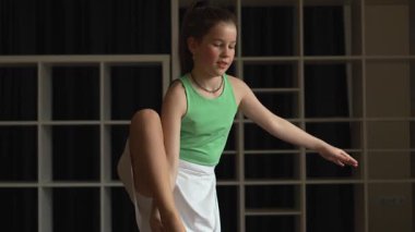 Canlı bir stüdyoda, yetenekli bir dansçı olağanüstü esnekliğini ve dengesini, büyüleyici performansında zerafetini ve adanmışlığını sergiler, dans eğitimini ve tutkusunu gözler önüne serer.