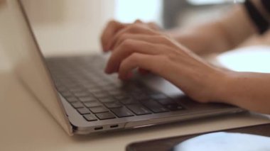 Kendini işine adamış ve odaklanmış bir birey, yeni fikirleri teşvik eden ve ilham veren sakin ve modern bir çalışma alanında üretkenlik ve yaratıcılığı kusursuz bir şekilde harmanlayan parlak bir dizüstü bilgisayara dikkatlice oturur ve yazar.