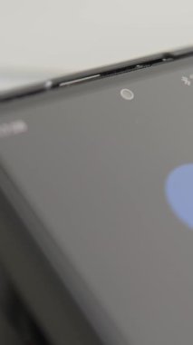 Bu resim, elektronik terminaldeki bağlantısız ödemelerden yararlanan, fintech gelişmeleri ve güvenli, kullanışsız para transferlerini sağlayan güvenlik özelliklerini vurgulayan bir akıllı telefonu resmediyor.