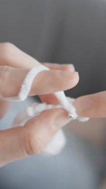 Bu yakın plan beyaz iplik ve yeşil kancayla örgü ören elleri gösteriyor, karmaşık teknikleri vurguluyor. Sıcak atmosfer yaratıcılığı teşvik ediyor ve dinlenmek için sakin bir ortam sağlıyor.