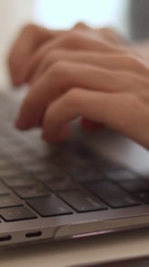 Kendini işine adamış ve odaklanmış bir birey, yeni fikirleri teşvik eden ve ilham veren sakin ve modern bir çalışma alanında üretkenlik ve yaratıcılığı kusursuz bir şekilde harmanlayan parlak bir dizüstü bilgisayara dikkatlice oturur ve yazar.