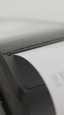 Bu ekran, etkin ödeme onayı ve sorunsuz işlemler için pürüzsüz fatura oluşturulmasının vurgulandığı, gerçek zamanlı irtibatsız ödeme terminalinin durumunu gösterir