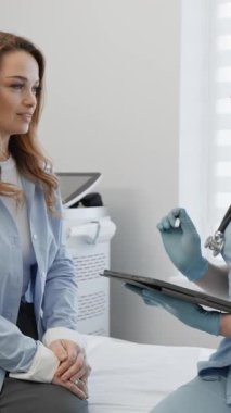 Bir hasta, bilgili bir doktorla kapsamlı bir istişarede bulunur ve bir karşılama kliniğinde önemli sağlık sorunlarını tartışır. Doktor dikkatlidir ve tüm soruların cevaplandığından emin olur.