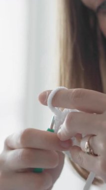 Bir kadın kendini canlı iplik renklerine boğar, yaratıcılığını sergiler ve rahat bir eve odaklanır, kendini geliştirme, özendirme, rahatlama ve huzuru teşvik eden farkındalık temaları somutlaştırır.