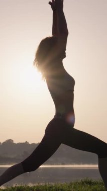 Kendini adamış bir yoga uzmanının zarif bir silueti. Şafak vakti sakin bir poz vererek ışıldayan su, huzuru ve farkındalığı somutlaştırıyor. Bu huzur veren doğal ortamda rahatlamaya davetiye çıkarıyor.