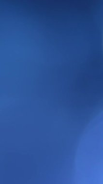 Bu büyüleyici video, çeşitli sanatsal ve yaratıcı projeler için uygun, dinamik bulanık bir arka plan yaratarak, pürüzsüz geçişlerle soyut ışık efektlerini büyüler.